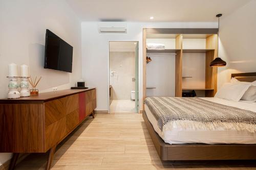 Postel nebo postele na pokoji v ubytování fns lounge suites