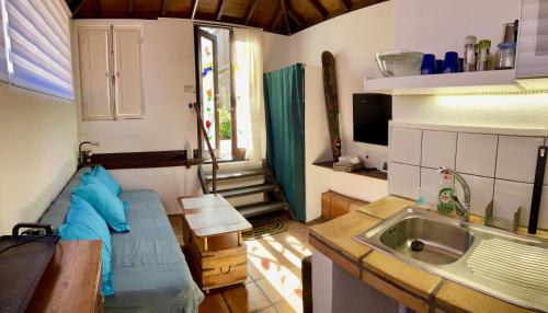 a kitchen with a couch and a sink in a room at La Galería in Calera