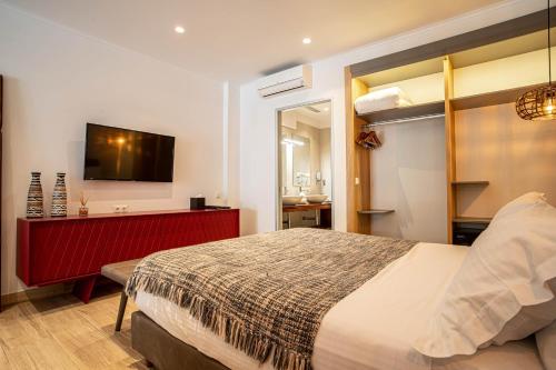 Postel nebo postele na pokoji v ubytování fns lounge suites