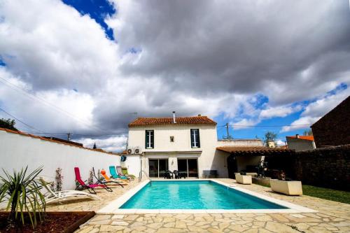 Little Beauty Yourhosthelper