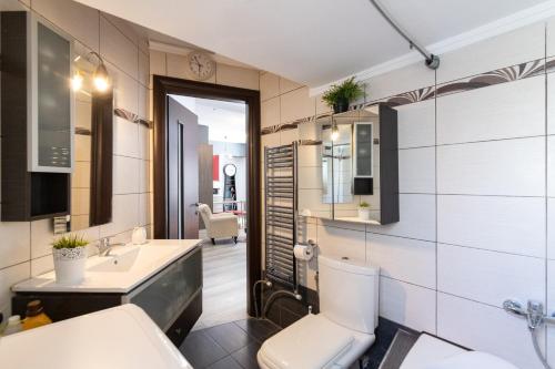 La salle de bains est pourvue de toilettes et d'un lavabo. dans l'établissement F & B Collection - Flat for 4, à Thessalonique