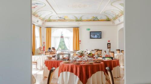 HOTIDAY Masseria Gallipoli في غالّيبولي: غرفة طعام مع طاولة عليها طعام