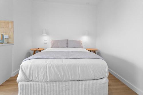 Una cama o camas en una habitación de Cobble + Stone