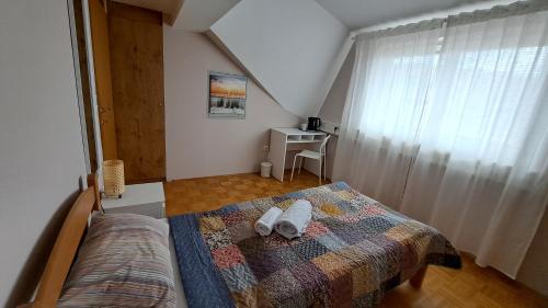 una camera da letto con un letto e due asciugamani di Vila Bbq a Lubiana