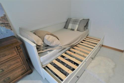 カヴァッリーノ・トレポルティにあるAppartamento - PUNTA SABBIONIの白いベッド(枕付)が備わる客室です。