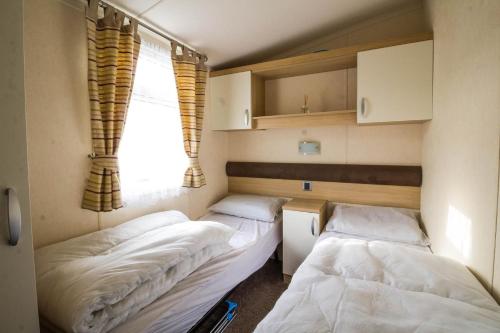เตียงในห้องที่ Brilliant 8 Berth Caravan At Haven Caister Holiday Park In Norfolk Ref 30024d