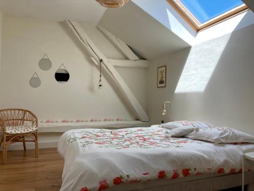 une chambre blanche avec un lit et une fenêtre dans l'établissement Maison de campagne bourguignonne 19ème entièrement rénovée, à Chaumot