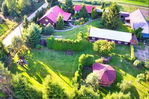 - une vue aérienne sur une maison avec une cour dans l'établissement Malinowy Gaj - Mazury, à Świętajno