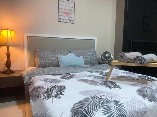 um quarto com uma cama com um edredão preto e branco em Liberty ARC Studio 舒适和家温暖的感觉10分钟到 KL 市中心 em Ampang