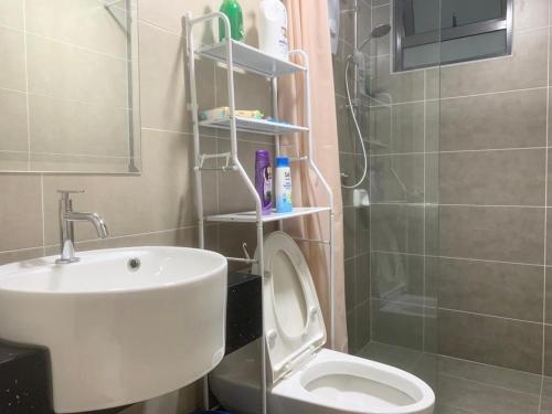 uma casa de banho com um WC, um lavatório e um chuveiro em Liberty ARC Studio 舒适和家温暖的感觉10分钟到 KL 市中心 em Ampang