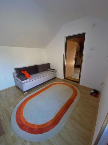 ein Wohnzimmer mit einem Sofa und einem großen Teppich in der Unterkunft Apartman Neno in Trebinje