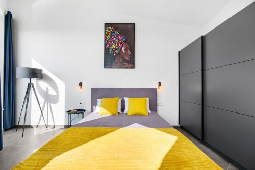 Un dormitorio con una cama grande con almohadas amarillas. en Villa Ana, en Novigrad Istria