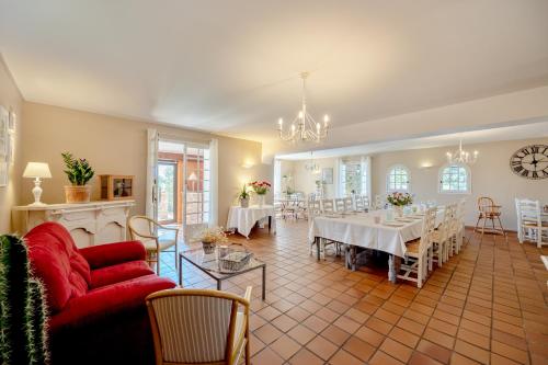 une grande salle à manger avec des tables et des chaises dans l'établissement La maison du Rouge Gorge - Charmante maison climatisée avec piscine, à Pontevès