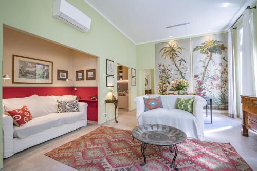 ein Wohnzimmer mit 2 weißen Sofas und einem Tisch in der Unterkunft Ca' Margherita Secret Garden in Venedig