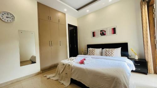 Ένα ή περισσότερα κρεβάτια σε δωμάτιο στο BluO Studio DLF CyberCity - Kitchen, Balcony, Lift