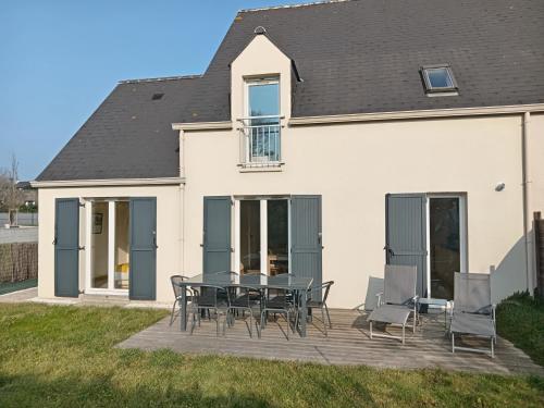 a patio with a table and chairs in front of a house at Sérénité à la mer in Concarneau