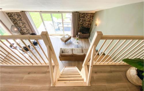 drewnianych schodów w salonie z klatką schodową w obiekcie Lovely Home In Oostwoud With Wifi w mieście Oostwoud