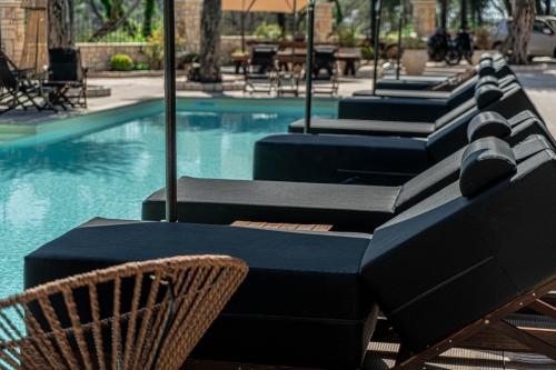 Bazén v ubytování fns lounge suites nebo v jeho okolí