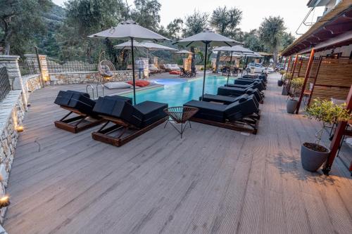 Bazén v ubytování fns lounge suites nebo v jeho okolí