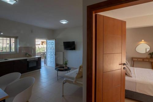 een kamer met een slaapkamer met een bed en een keuken bij Summer Blue Apartments Chania in Chania