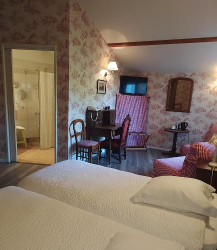 Ένα ή περισσότερα κρεβάτια σε δωμάτιο στο Logis Auberge le centre poitou