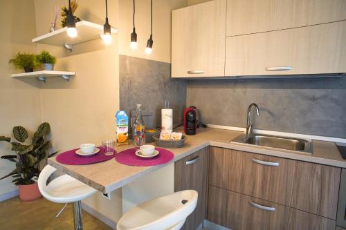 une petite cuisine avec une table et un évier dans l'établissement Vanda Luxury House near Gardaland and Garda Lake, à Castelnuovo del Garda