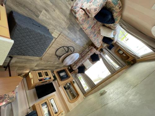 Charming 6 birth caravan in skegness في سكيجنيس: إطلالة علوية لغرفة معيشة ومطبخ مع
