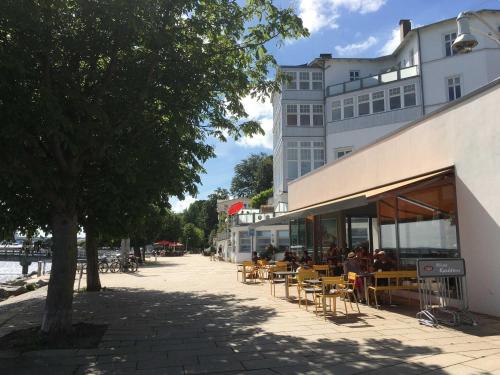 un edificio con tavoli e sedie su un marciapiede di Appartement Nr 10 im Sonnenbad a Sassnitz