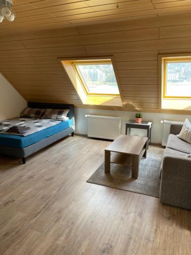 雷馬根的住宿－Ferienwohnung Kristof，阁楼间 - 带床和沙发