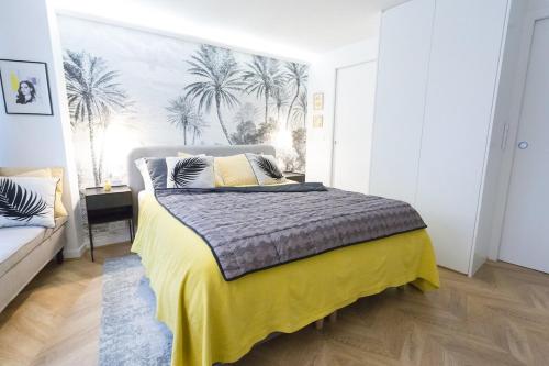 een slaapkamer met een bed met een gele deken bij La Boutique du Sentier in Parijs