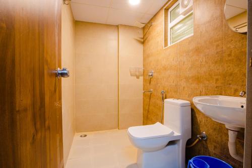 uma casa de banho com um WC e um lavatório em Covie Bannergatta 185 em Bangalore