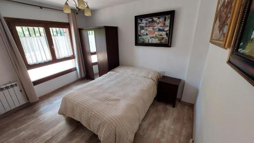 1 dormitorio pequeño con 1 cama en una habitación en La Cocineta - Zaracatralla, en Alquézar