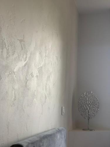 a room with a wall with a tree on it at B&B elzartwinning in Hasselt