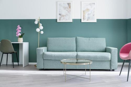 sala de estar con sofá azul y mesa en Boutique Hotel Piazza Grande en Locarno
