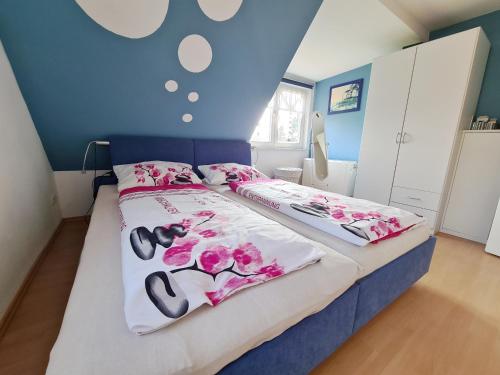 a bedroom with two beds with pink flowers on them at Ferienwohnung Lisa in Barth
