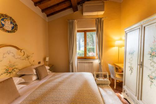 a bedroom with a large bed and a window at Agriturismo Vecchio Borgo Di Inalbi in Impruneta