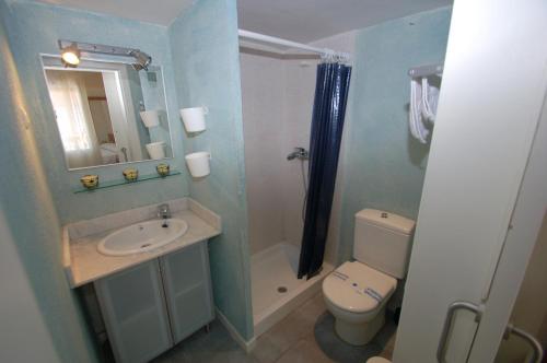 ein Badezimmer mit einem Waschbecken, einem WC und einem Spiegel in der Unterkunft Gregal 1113 in Torroella de Montgrí