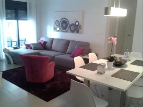 Posezení v ubytování Modern apartment 250m from the sea with parking space behind gate