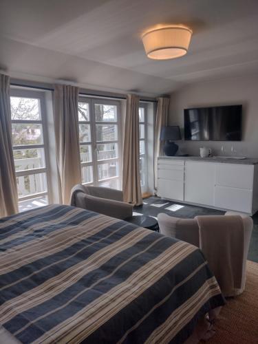 Habitación de hotel con cama y TV en Villa Park Wisełka Spa & Wellness en Wisełka