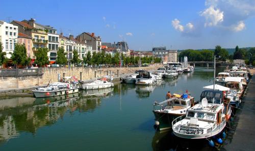 un grupo de barcos están atracados en un puerto en Chambre tout équipée, en Lacroix-sur-Meuse