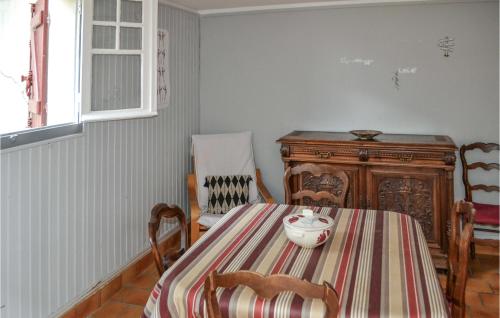 une salle à manger avec une table et une chaise dans l'établissement Beautiful Apartment In Capbreton, à Capbreton