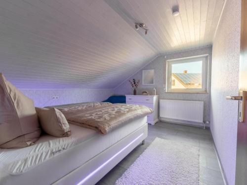 una camera con un letto bianco e una finestra di Haus Pia a Pfalzgrafenweiler