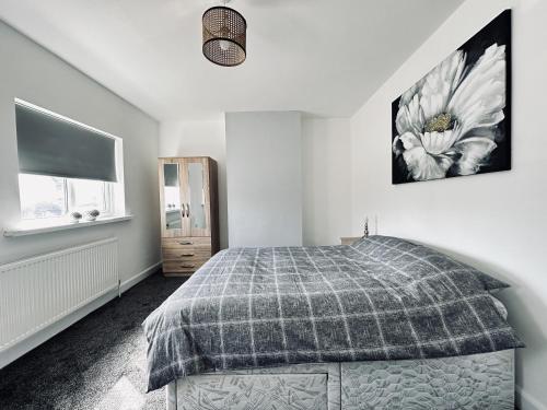Habitación blanca con cama y ventana en Spacious House 4 Bedrooms, 2 Bathrooms - Short & Long Stays, Contractors - Leisure, en Derby