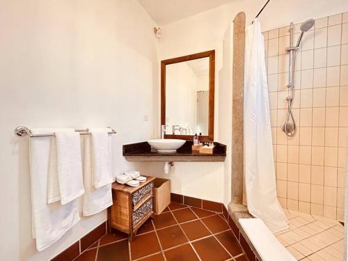 een badkamer met een wastafel en een douche bij Scenic Riverfront 2 Bedroom Villa in Port Chambly in Baie du Tombeau