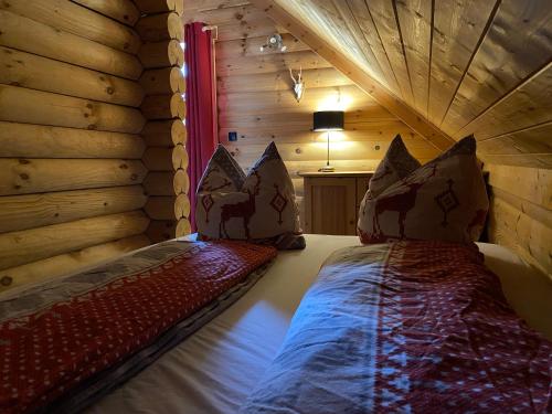 1 dormitorio con 1 cama en una cabaña de madera en Blockhaus Rennsteig, en Neuhaus am Rennweg
