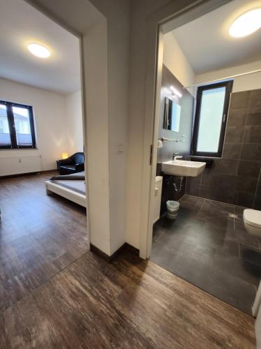 La salle de bains est pourvue d'un lavabo et d'un lit dans la chambre. dans l'établissement Monteurzimmer in Bielefeld - Mitte, à Bielefeld