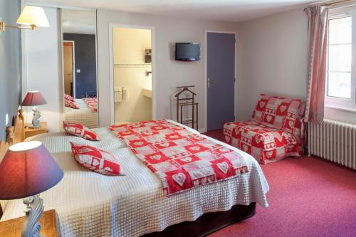 Ένα ή περισσότερα κρεβάτια σε δωμάτιο στο Logis Auberge le centre poitou