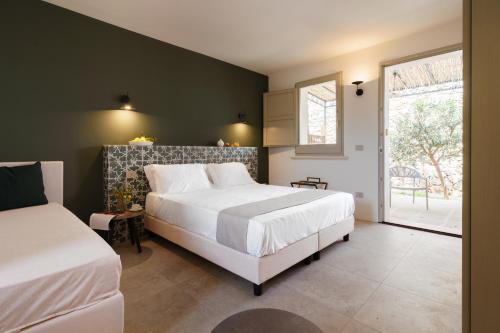 1 dormitorio con 2 camas y ventana en Volito Rural Experience, en Patù