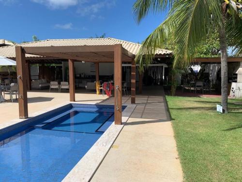 um resort com uma piscina e um pavilhão em Reserva Eco Itacimirim em Camaçari