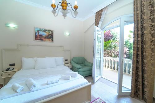 een slaapkamer met een bed en een balkon bij Olimpic Hotel in Tirana